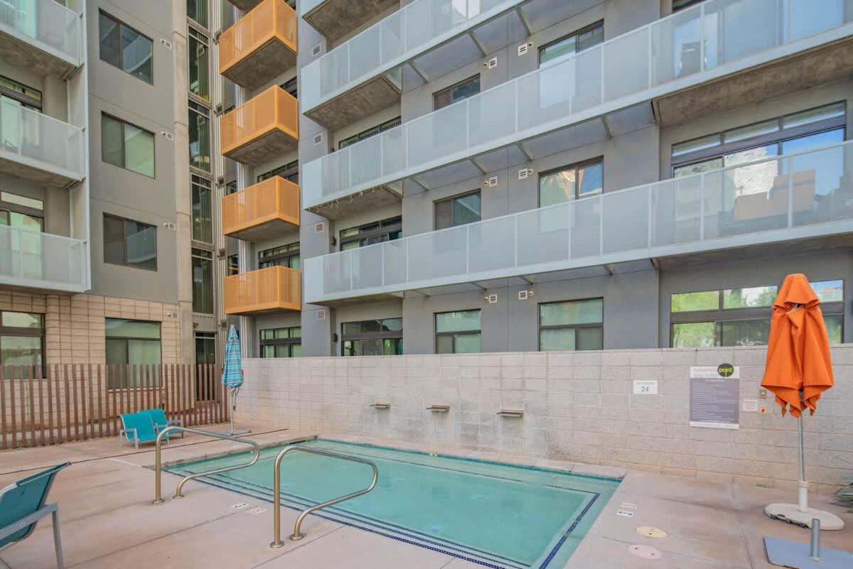 Detailed 2bd - Dt- Gym, Pool, Parking Sleep8 * Phoenix