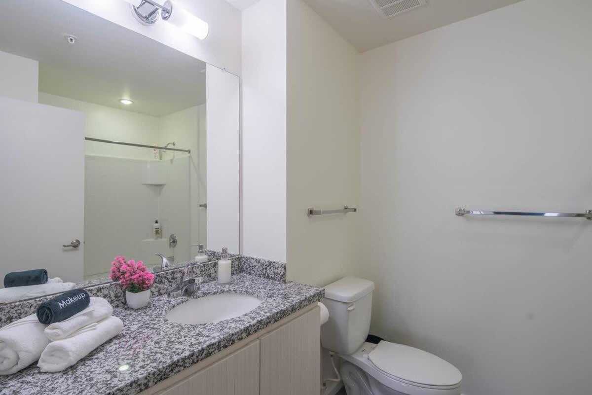 Detailed 2bd - Dt- Gym, Pool, Parking Sleep8 Apartemen