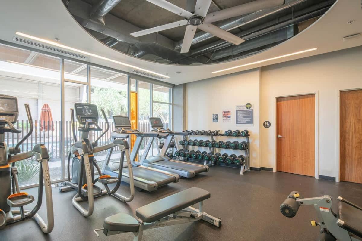 Detailed 2bd - Dt- Gym, Pool, Parking Sleep8 *