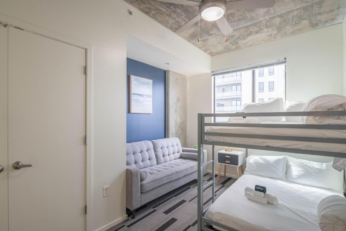 Detailed 2bd - Dt- Gym, Pool, Parking Sleep8 Phoenix