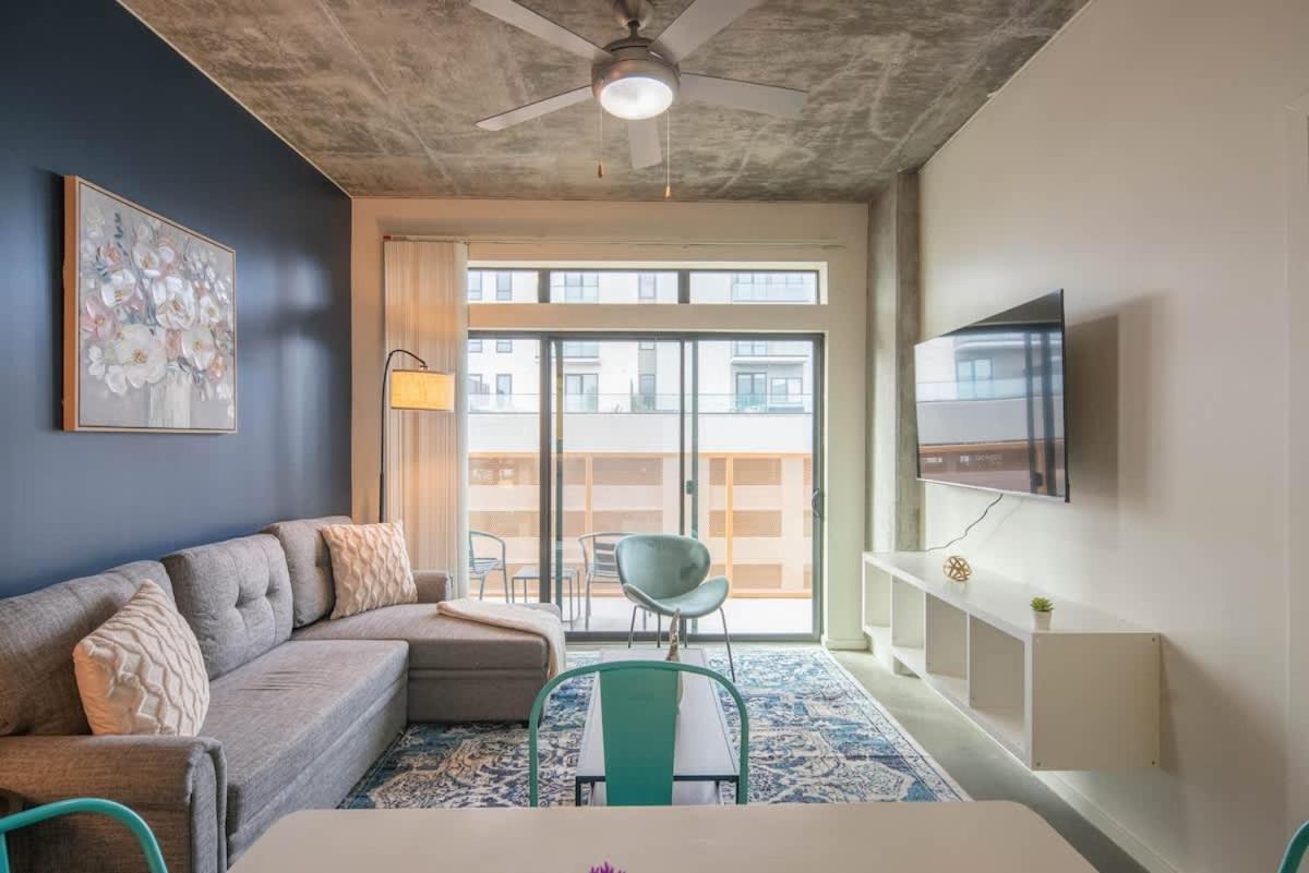 Detailed 2bd - Dt- Gym, Pool, Parking Sleep8 *