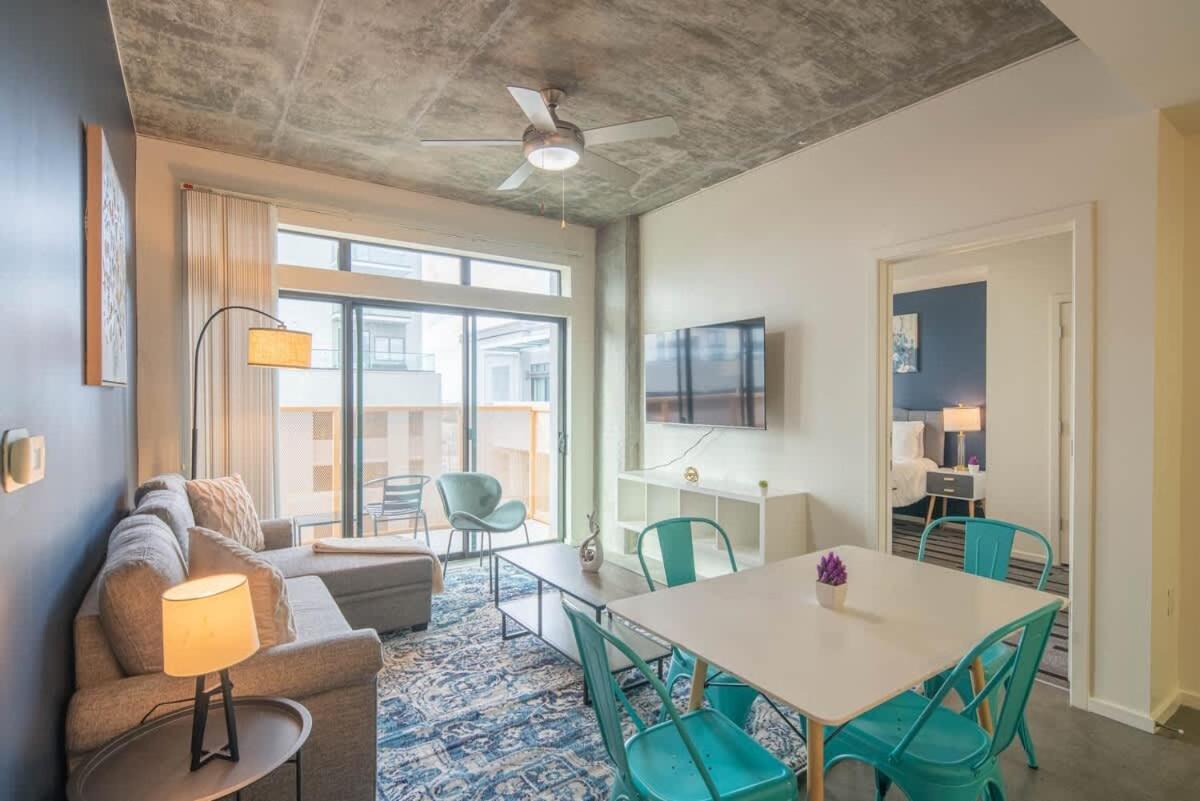 Detailed 2bd - Dt- Gym, Pool, Parking Sleep8 Apartemen