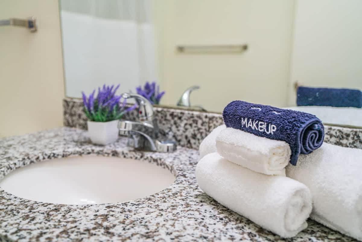 Detailed 2bd - Dt- Gym, Pool, Parking Sleep8 *