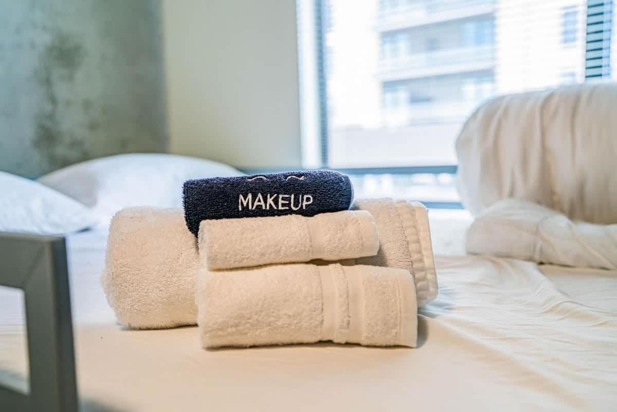 Detailed 2bd - Dt- Gym, Pool, Parking Sleep8 * Phoenix