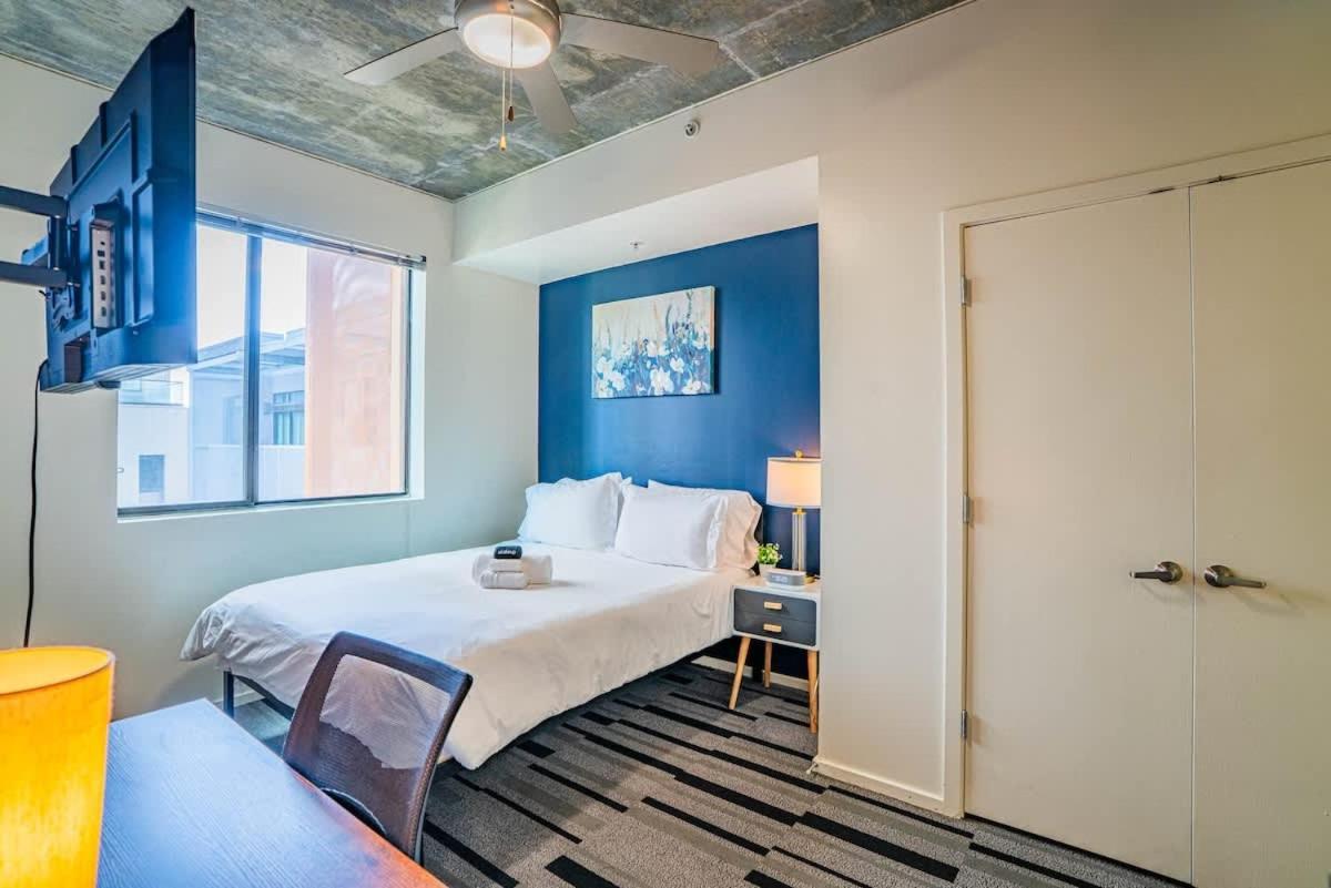 Detailed 2bd - Dt- Gym, Pool, Parking Sleep8 *