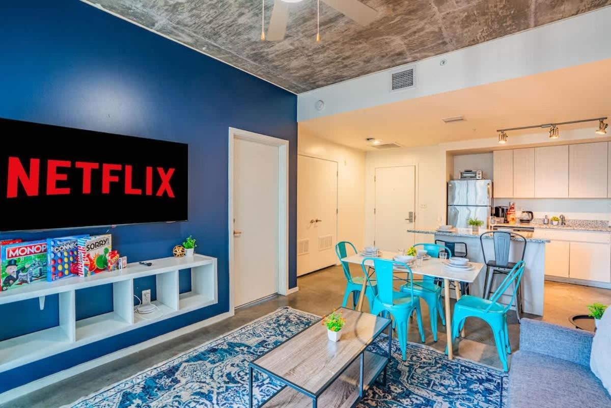 Detailed 2bd - Dt- Gym, Pool, Parking Sleep8 * Phoenix